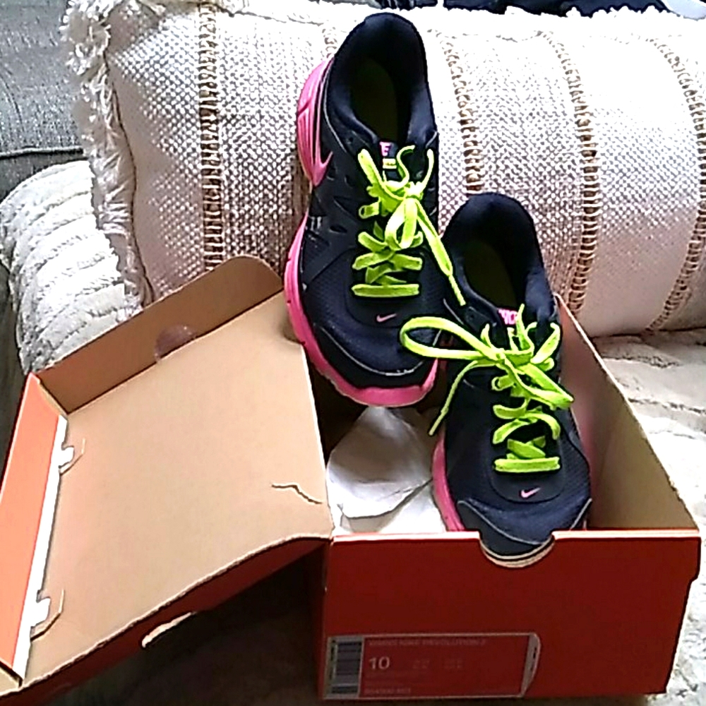 WMNS Nike Revolution 2